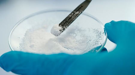 Vom Handy-Akku bis zum E-Auto: Thüringens Lithiumvorkommen könnten den deutschen Bedarf für Jahrzehnte decken, glauben Experten. (Symbolbild) / Foto: Uwe Anspach/dpa