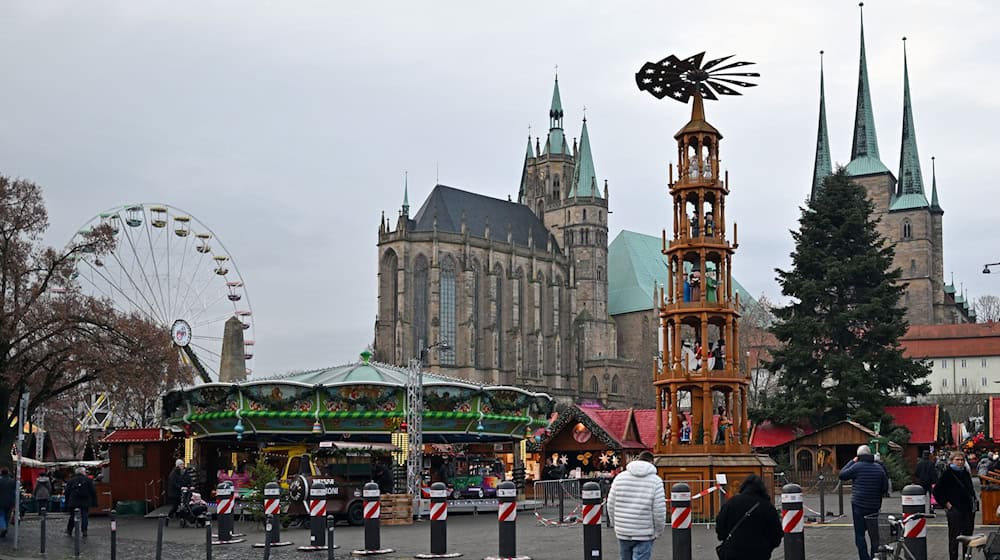 Der Erfurter Weihnachtsmarkt auf dem Domplatz ist bis zum 22. Dezember geöffnet. Auch an vielen anderen Ecken der Stadt locken in der Adventszeit Büdchen mit Glühwein und anderen weihnachtlichen Angeboten.  / Foto: Martin Schutt/dpa