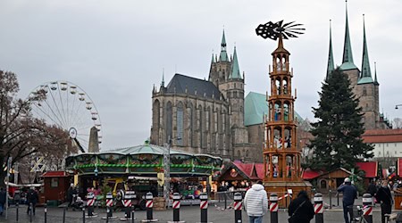 Der Erfurter Weihnachtsmarkt auf dem Domplatz ist bis zum 22. Dezember geöffnet. Auch an vielen anderen Ecken der Stadt locken in der Adventszeit Büdchen mit Glühwein und anderen weihnachtlichen Angeboten.  / Foto: Martin Schutt/dpa