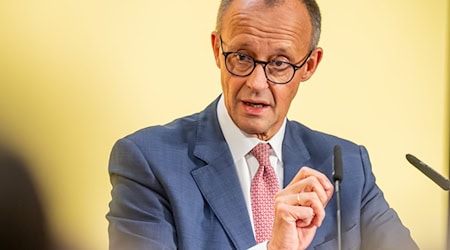 Bundeskanzler Friedrich Merz kommt nach Thüringen und besucht das Kabinett von Thüringens Ministerpräsident Mario Voigt (beide CDU). (Archivbild) / Foto: Michael Kappeler/dpa