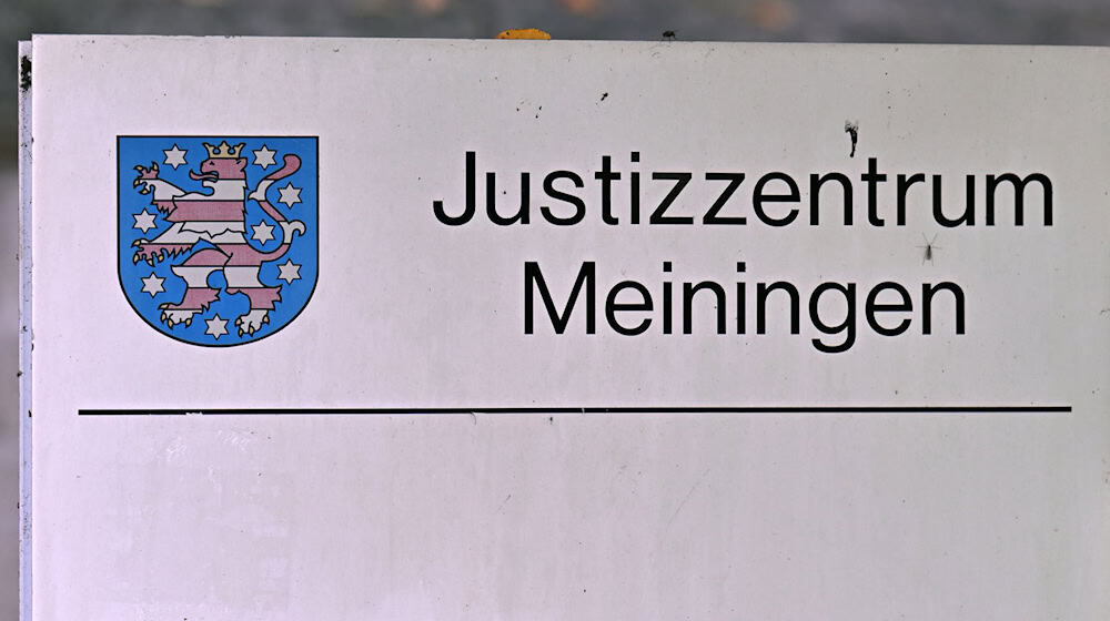 Die Staatsanwaltschaft wirft einer 50-Jährigen vor, aus Habgier und grausam eine Rentnerin getötet zu haben. (Symbolbild) / Foto: Martin Schutt/dpa