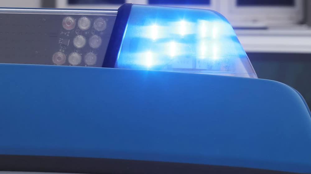 Ein Motorradfahrer wurde auf der Bundesstraße 84 bei Vacha schwer verletzt, nachdem er nacheinander mit zwei Lkw kollidierte. (Symbolbild) / Foto: Bodo Schackow/dpa