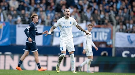 Magdeburgs Falko Michel setzte einen Foulelfmeter an die Latte. / Foto: Fabian Strauch/dpa