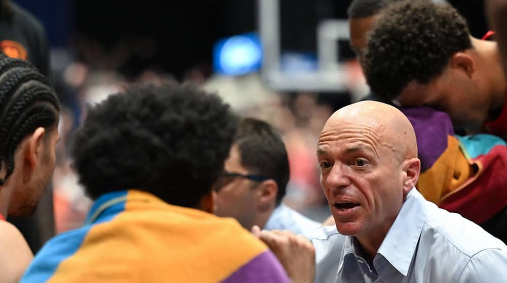 Trainer Rodrigo Pastore und die Bundesliga-Basketballer der Niners Chemnitz kassierten beim Eurocup-Spiel in Bourg-en-Bresse eine knappe Niederlage. (Archiv) / Foto: Hendrik Schmidt/dpa