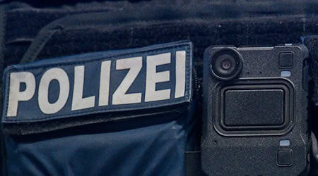 Seit Ende 2024 ist vorgesehen, dass Thüringer Polizisten mit Bodycams ausgestattet sind, die automatisch eine Aufzeichnung starten, wenn die Dienstwaffe gezogen wird. (Archivbild) / Foto: Klaus-Dietmar Gabbert/dpa