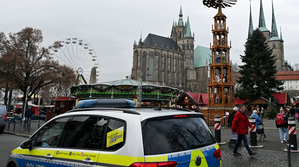 Wegen eines unspezifischen Hinweises rückte die Polizei kurz vor der offiziellen Eröffnung zu einem Einsatz aus. / Foto: Martin Schutt/dpa