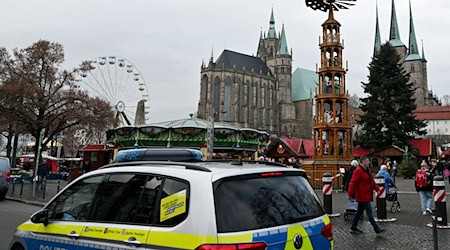 Wegen eines unspezifischen Hinweises rückte die Polizei kurz vor der offiziellen Eröffnung zu einem Einsatz aus. / Foto: Martin Schutt/dpa