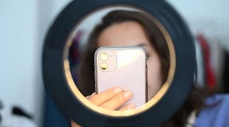 Die Finanzbehörden nehmen immer wieder Influencer ins Visier. (Symbolbild) / Foto: Niklas Graeber/dpa