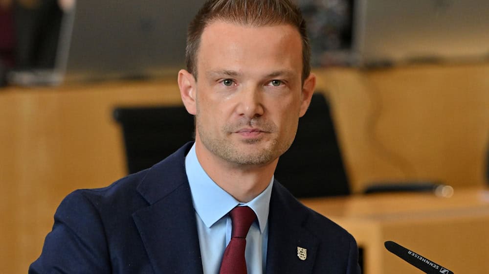 Thüringens Sportminister Stefan Gruhner (CDU) unterstützt die Pläne für ein neues Sportfördergesetz. (Archivbild) / Foto: Martin Schutt/dpa Thüringens Sportminister Stefan Gruhner (CDU) unterstützt die Pläne für ein neues Sportfördergesetz. (Archivbild) / Foto: Martin Schutt/dpa