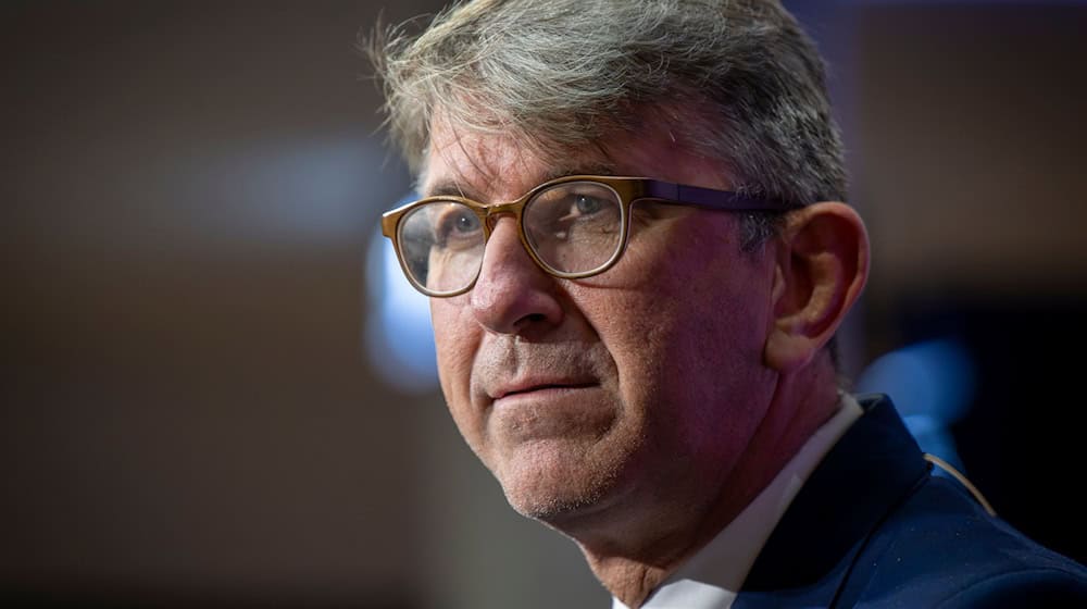 Der Freiheitsdrang des Menschen sei stärker als jede Mauer, sagte Kulturstaatsminister Wolfram Weimer anlässlich des Jahrestags des Mauerfalls am 9. November 1989. (Archivbild) / Foto: Peter Kneffel/dpa