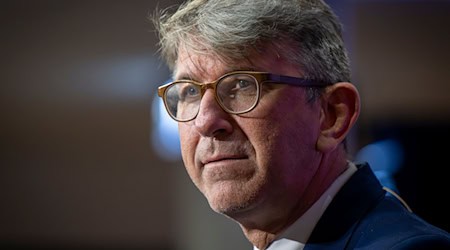 Der Freiheitsdrang des Menschen sei stärker als jede Mauer, sagte Kulturstaatsminister Wolfram Weimer anlässlich des Jahrestags des Mauerfalls am 9. November 1989. (Archivbild) / Foto: Peter Kneffel/dpa