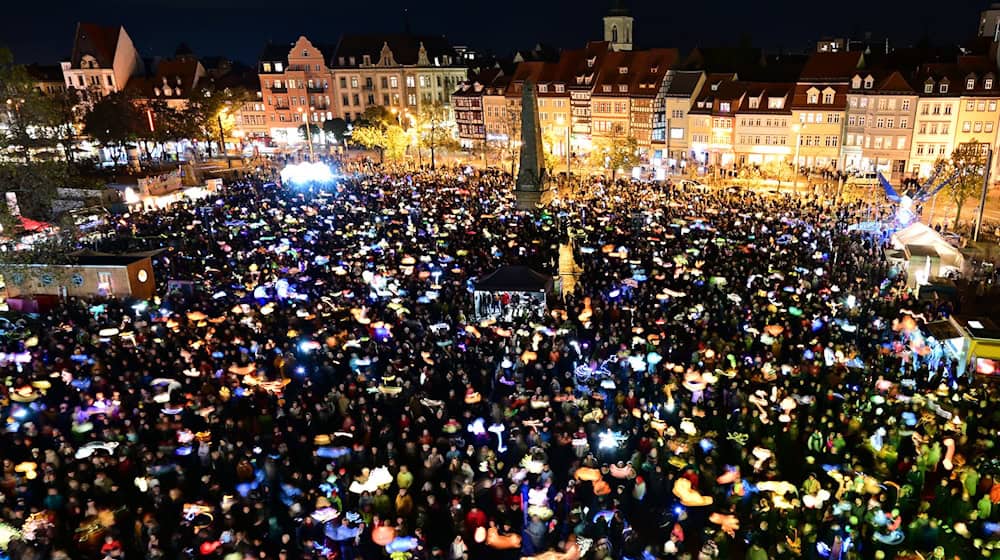 Auf dem Erfurter Domplatz wird wieder ein Ökumenisches Martinsfest gefeiert. (Archivbild) / Foto: Martin Schutt/dpa