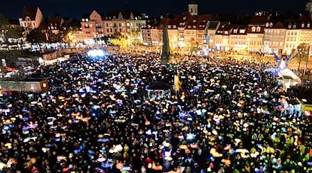 Auf dem Erfurter Domplatz wird wieder ein Ökumenisches Martinsfest gefeiert. (Archivbild) / Foto: Martin Schutt/dpa