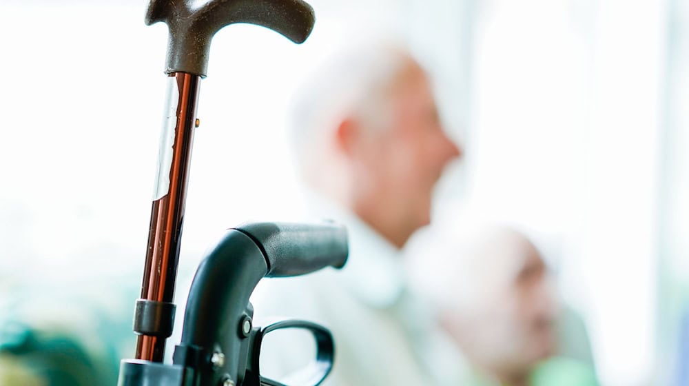 Mit dem Pilotprojekt «Carla» sollen Pflegeheimbewohner schneller ärztlich versorgt werden – per Videochat und mit Hilfe digitaler Geräte. (Symbolbild) / Foto: Uwe Anspach/dpa/dpa-tmn