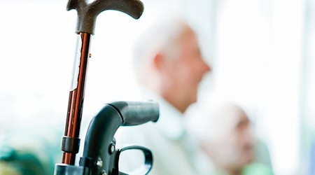 Mit dem Pilotprojekt «Carla» sollen Pflegeheimbewohner schneller ärztlich versorgt werden – per Videochat und mit Hilfe digitaler Geräte. (Symbolbild) / Foto: Uwe Anspach/dpa/dpa-tmn