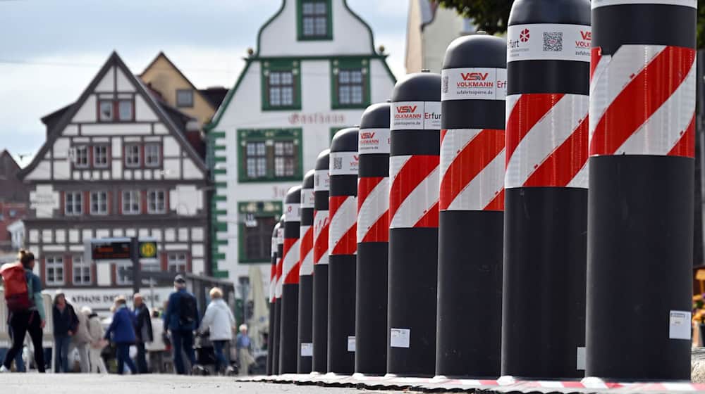 Mehr mobile Sperren, mehr Personal: Thüringens Städte investieren hohe Summen in die Sicherheit ihrer Weihnachtsmärkte. (Symbolbild) / Foto: Martin Schutt/dpa