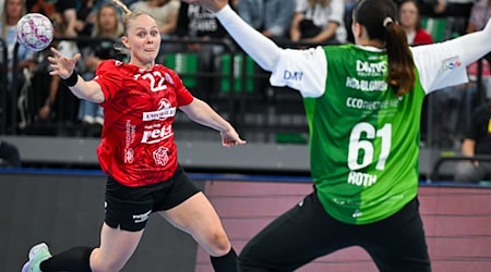 Rikke Hoffbeck Petersen und die Bundesliga-Handballerinen des Thüringer HC ließen TuS Metzingen keine Chance. / Foto: Sven Hoppe/dpa