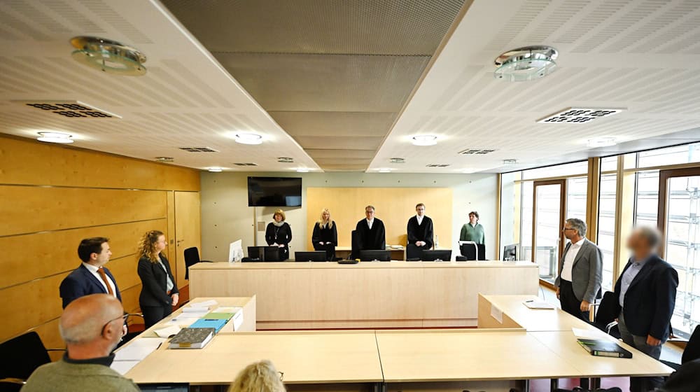 Verhandelt werden die Klagen von zwei Richtern gegen ihre Besoldung. / Foto: Martin Schutt/dpa