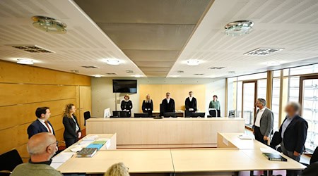 Verhandelt werden die Klagen von zwei Richtern gegen ihre Besoldung. / Foto: Martin Schutt/dpa