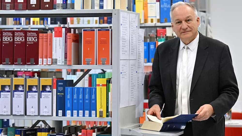 Borowsky möchte seine Dienstzeit gerne verlängern, darf aber nach der aktuellen Gesetzeslage nicht. / Foto: Martin Schutt/dpa