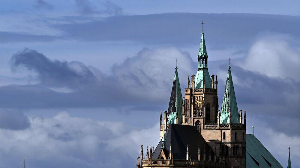 Ein Minus im Haushalt, weniger Kirchenmitglieder und wegfallende Solidaritätszahlungen: Das Bistum Erfurt muss künftig deutlich sparen. (Archivbild)  / Foto: Martin Schutt/dpa