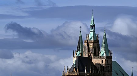 Ein Minus im Haushalt, weniger Kirchenmitglieder und wegfallende Solidaritätszahlungen: Das Bistum Erfurt muss künftig deutlich sparen. (Archivbild)  / Foto: Martin Schutt/dpa