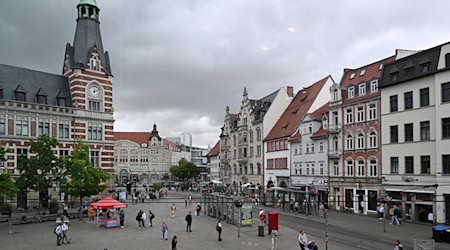 Über die Höhe der künftigen Zahlungen des Landes an die Kommunen - hier Erfurt - ist noch nicht entschieden (Illustration).  / Foto: Martin Schutt/dpa