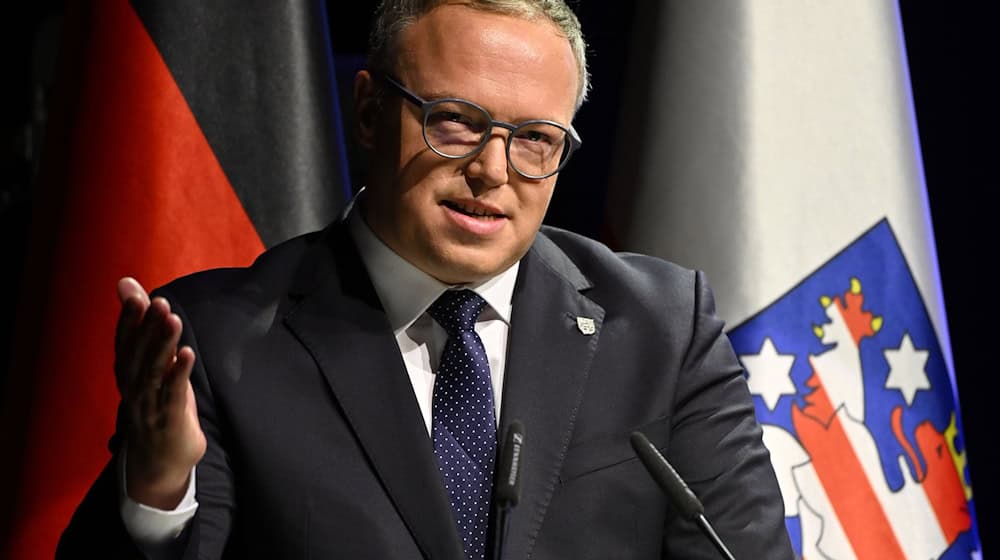 Thüringens Ministerpräsident Mario Voigt (CDU) erinnert daran, wie jüdisches Leben seit mehr als 900 Jahren den Freistaat Thüringen mitprägt. (Archivbild) / Foto: Martin Schutt/dpa