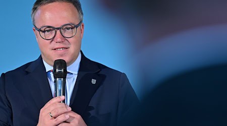 Thüringens Ministerpräsident Mario Voigt (CDU) will in Israel Kontakte in den Bereichen Wirtschaft und Wissenschaft knüpfen und Kooperationen anbahnen. (Archivbild) / Foto: Martin Schutt/dpa