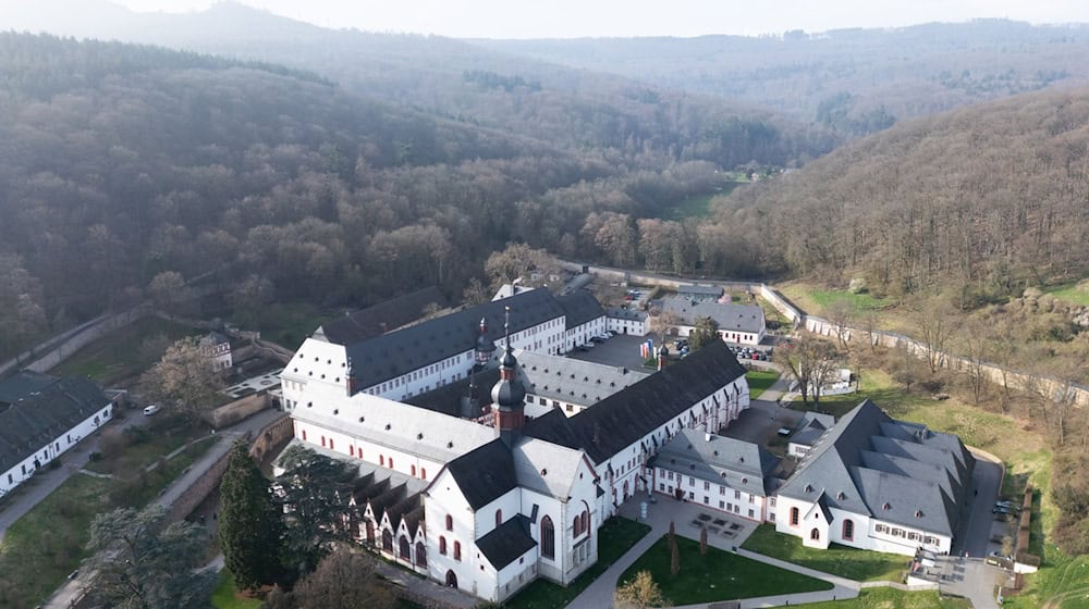 Im fast 900-jährigen Kloster Eberbach im Rheingau sind Vertreter aller Bundesländer mit Weinbau zusammengekommen. (Archivbild)  / Foto: Boris Roessler/dpa