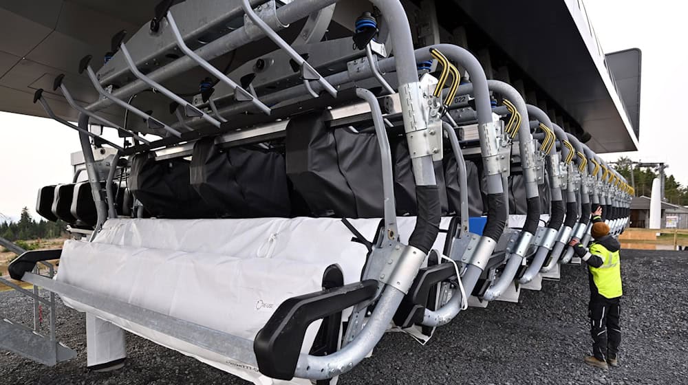 Die Eröffnung der Fellbergbahn, einem sechssitzigen Sessellift, ist für den 20. Dezember geplant. Insgesamt sind rund 15,8 Millionen Euro in das Projekt investiert worden. / Foto: Martin Schutt/dpa