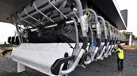 Die Eröffnung der Fellbergbahn, einem sechssitzigen Sessellift, ist für den 20. Dezember geplant. Insgesamt sind rund 15,8 Millionen Euro in das Projekt investiert worden. / Foto: Martin Schutt/dpa