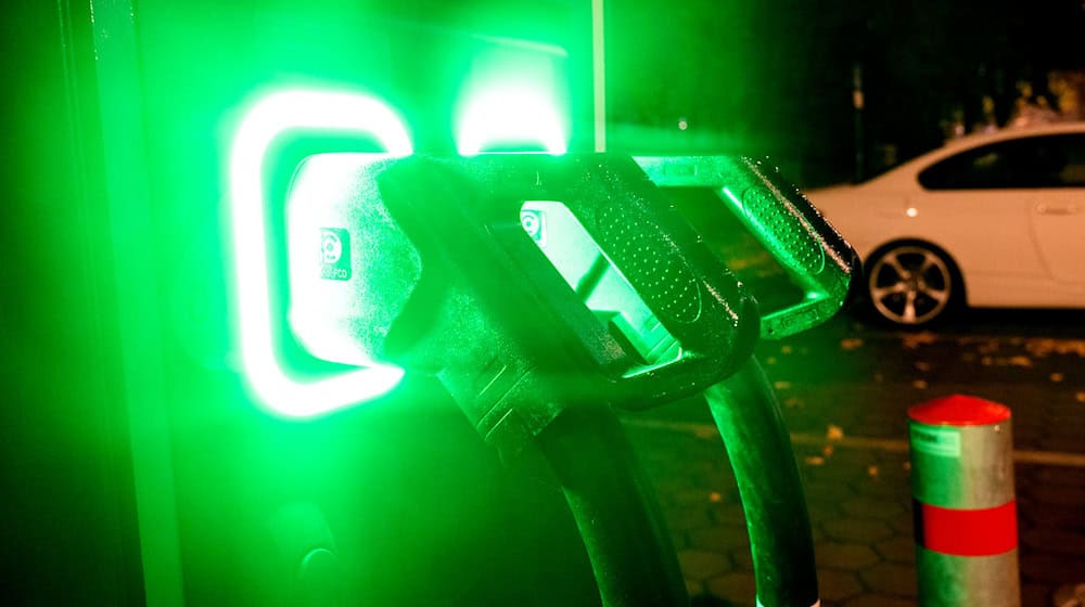 Die Verfügbarkeit von Ladepunkten für E-Auto-Besitzer variiert in den Bundesländern stark. (Symbolbild) / Foto: Daniel Bockwoldt/dpa