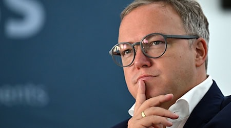 Thüringens Ministerpräsident Mario Voigt (CDU) setzt auf Dialog: Ein neuer Bürgerrat soll sich mit Frieden und Diplomatie beschäftigen. (Archivbild) / Foto: Martin Schutt/dpa