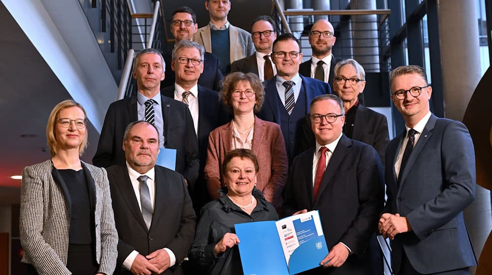 Die Thüringer Landesregierung und Vertreter der Hochschulen des Landes haben die Verlängerung einer Finanzierungsvereinbarung unterzeichnet. Sie sieht Steigerungen in Höhe von 3,5 Prozent vor.   / Foto: Martin Schutt/dpa