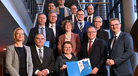 Die Thüringer Landesregierung und Vertreter der Hochschulen des Landes haben die Verlängerung einer Finanzierungsvereinbarung unterzeichnet. Sie sieht Steigerungen in Höhe von 3,5 Prozent vor.   / Foto: Martin Schutt/dpa