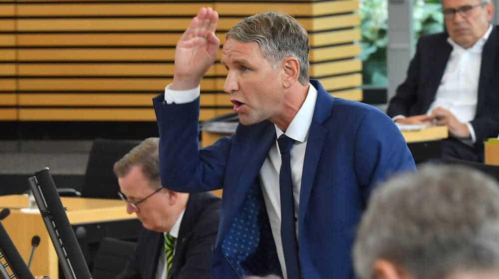 Die Thüringer AfD-Fraktion mit ihrem Vorsitzenden Björn Höcke fordert die Entlassung des Innenministers. (Archivbild) / Foto: Martin Schutt/dpa-Zentralbild/dpa