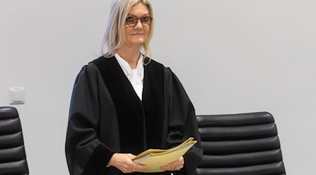 Die beiden Angeklagten wollten sich zu Prozessbeginn zunächst nicht zu den Vorwürfen äußern. / Foto: Michael Reichel/dpa