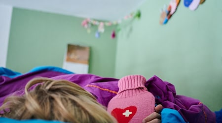 Elternpaare können auch 2026 je gesetzlich versichertem Kind für 15 Arbeitstage Kinderkrankengeld beantragen. (Symbolbild) / Foto: Annette Riedl/dpa