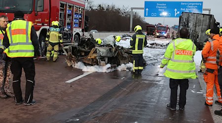 Das Unfallauto brannte komplett aus. / Foto: Bodo Schackow/dpa