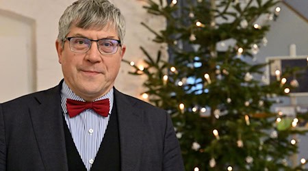 Der evangelische Landesbischof Friedrich Kramer appellierte, sich für den Frieden einzusetzen. (Archivbild)  / Foto: Martin Schutt/dpa