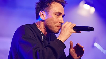 Sänger Clueso feiert mit Familie - und mit einem besonderen Weihnachtsbaum. (Archivbild) / Foto: Georg Wendt/dpa