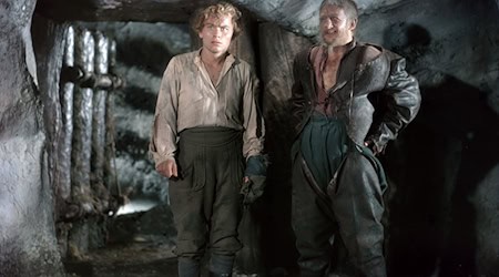 Die Schauspieler Lutz Moik (l) in der Figur des Köhlers Peter Munk und Erwin Geschonnek als Holländer-Michel in der Märchen-Verfilmung «Das kalte Herz». / Foto: Kilian, Klawikowski/DEFA-Stiftung/dpa