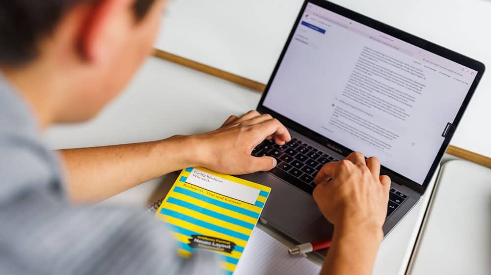 In Fächern wie Chemie sind die Herausforderungen für digitalen Unterricht schwieriger. (Symbolbild) / Foto: Philipp von Ditfurth/dpa