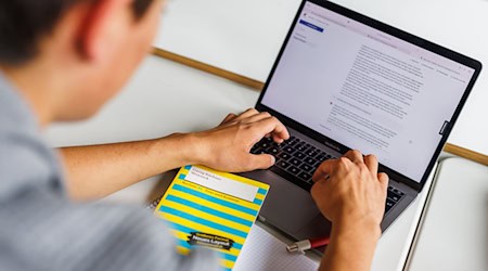 In Fächern wie Chemie sind die Herausforderungen für digitalen Unterricht schwieriger. (Symbolbild) / Foto: Philipp von Ditfurth/dpa