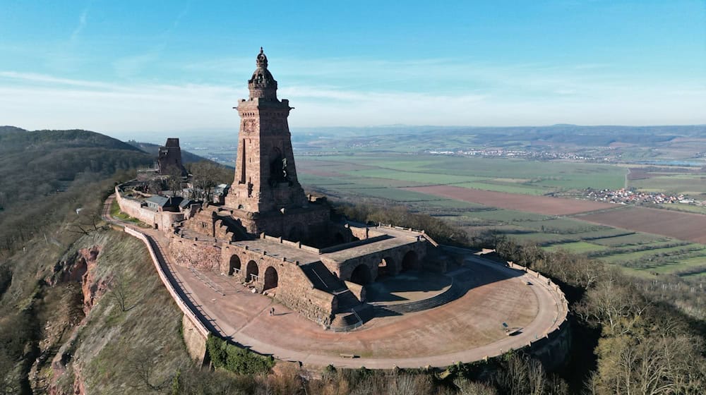 Sonnenschein über dem Kyffhäuserdenkmal: 2025 gehört zu den sonnigsten Jahren, die Thüringen bislang erlebt hat. (Archivbild) / Foto: Bodo Schackow/dpa