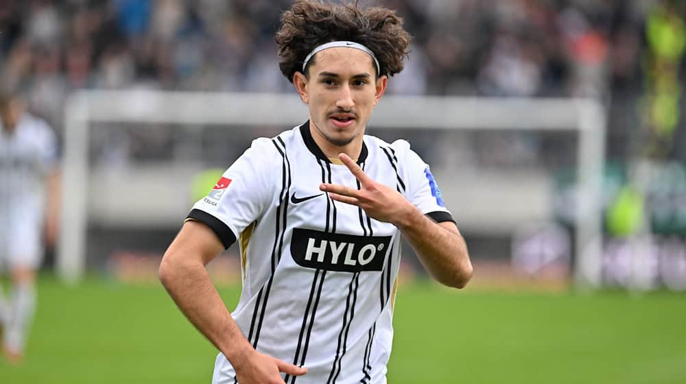 Jason Ceka  spielt nach der kurzen Winterpause für Dynamo Dresden. (Archivbild) / Foto: Harald Tittel/dpa