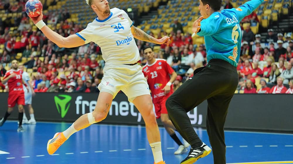 Dominik Solak (l) wurde vom ThSV Eisenach verpflichtet. (Archivbild) / Foto: Soeren Stache/dpa