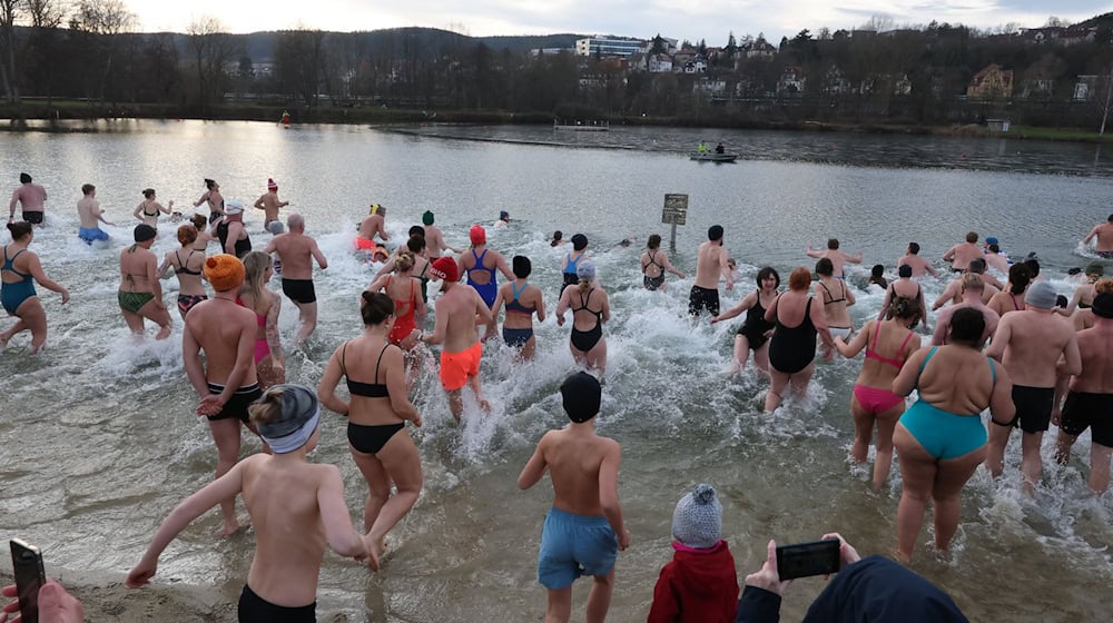 Mit dem Neujahrsschwimmen im Jenaer Schleichersee wird es 2026 nichts - der See ist von Eis überzogen. (Archivbild) / Foto: Bodo Schackow/dpa