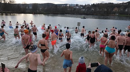 Mit dem Neujahrsschwimmen im Jenaer Schleichersee wird es 2026 nichts - der See ist von Eis überzogen. (Archivbild) / Foto: Bodo Schackow/dpa